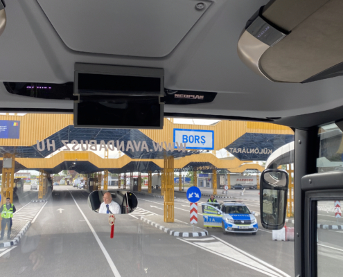 18_Busz_logó_a határnál